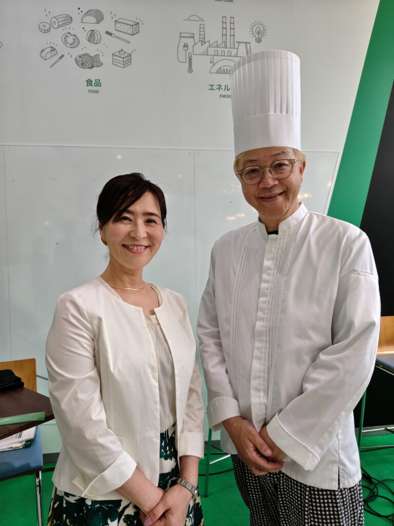 A photo of world-famous pastry chef Hiroyuki Tsujiguchi smiling with the event facilitator.