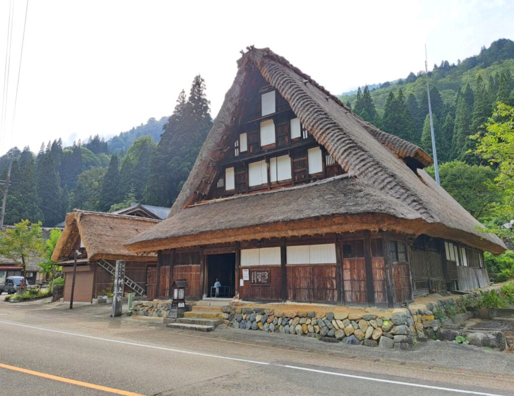 富山の五箇山にある、合掌造りの茅葺き屋根のクローズアップ