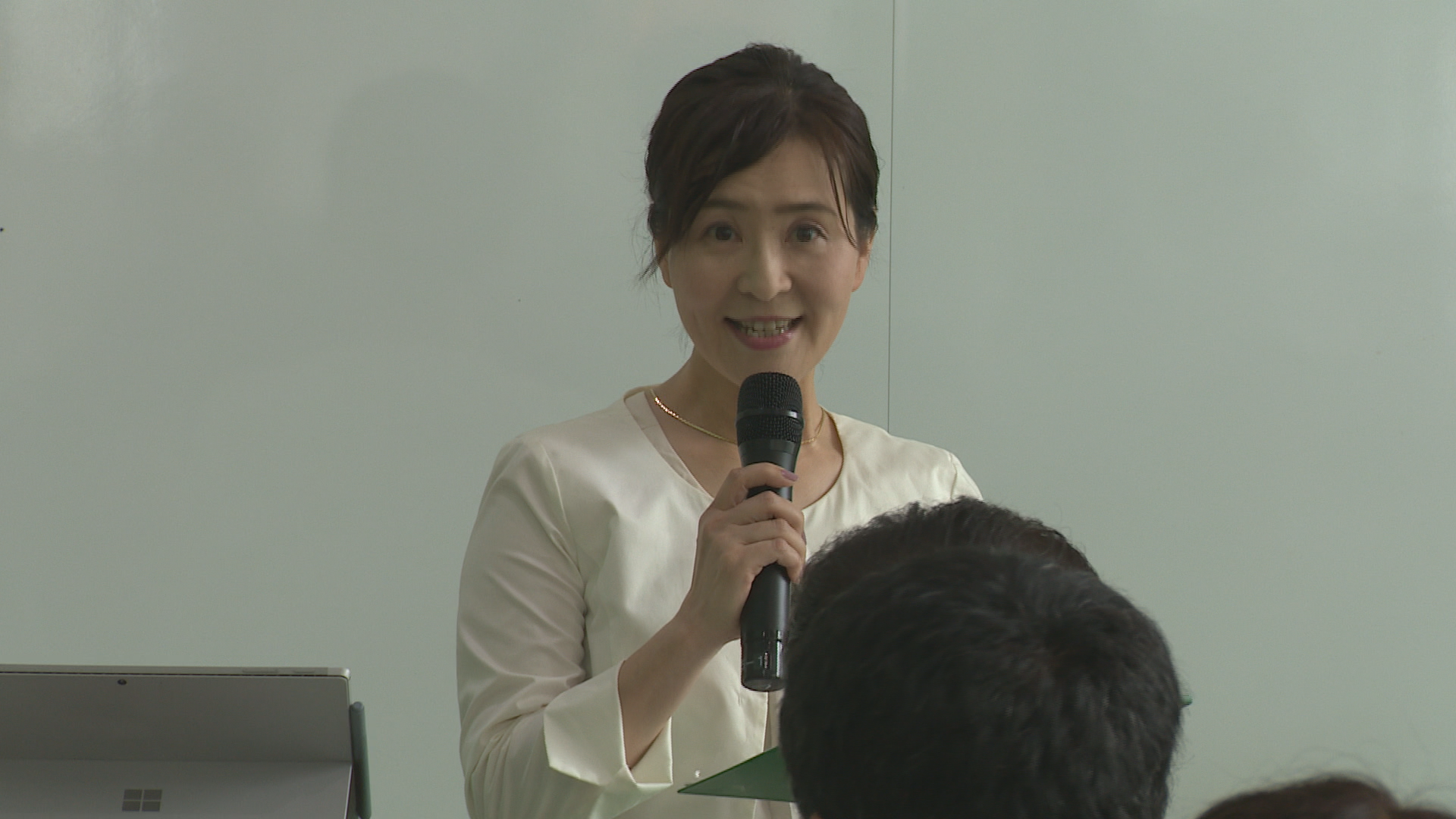 イベントを進行する山崎奈津子